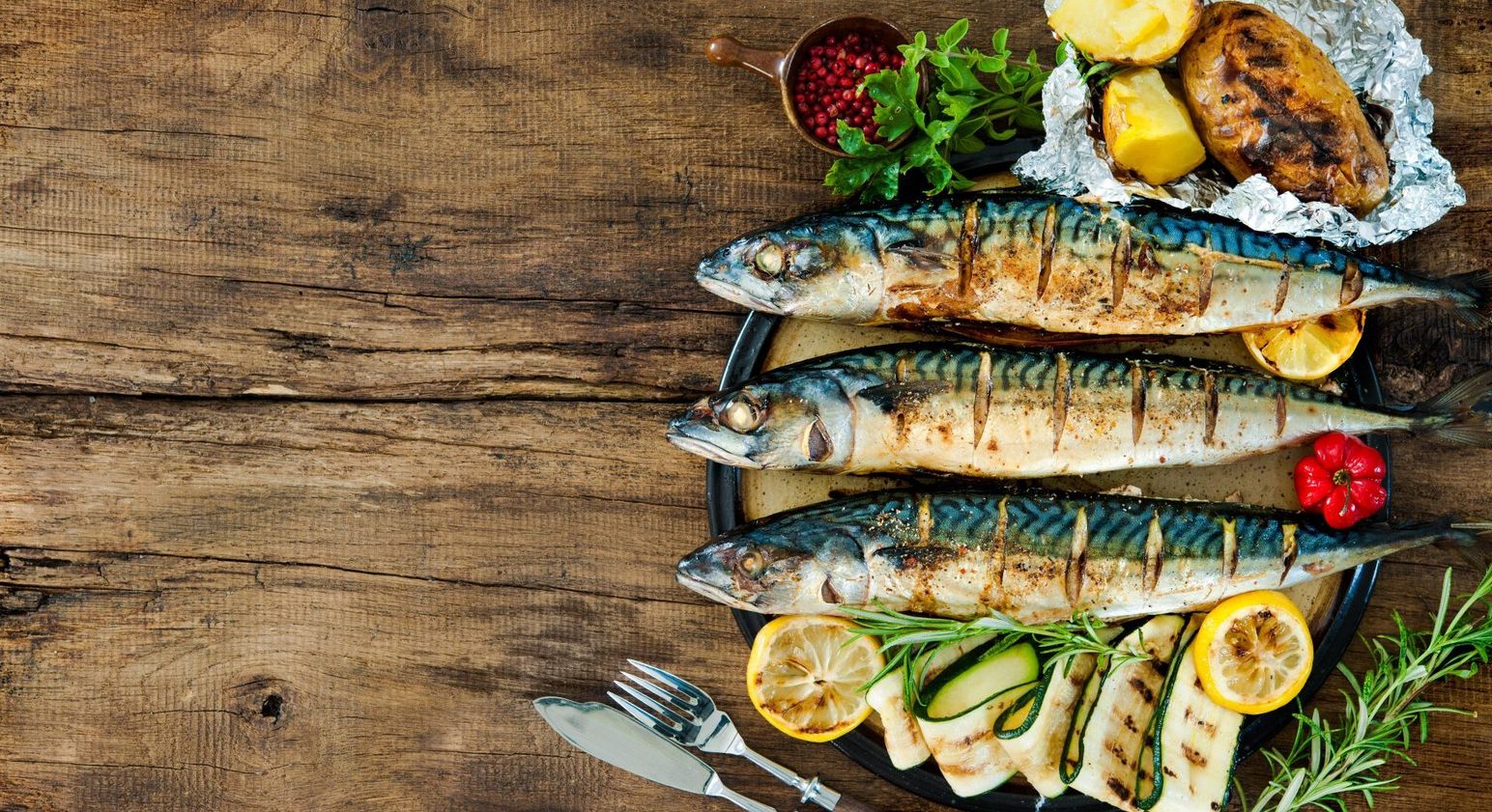 Ψητά ψάρια στη σχάρα με λαχανικά και λεμόνι